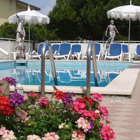 Hotel Trevi Lido di Jesolo Exteriör bild