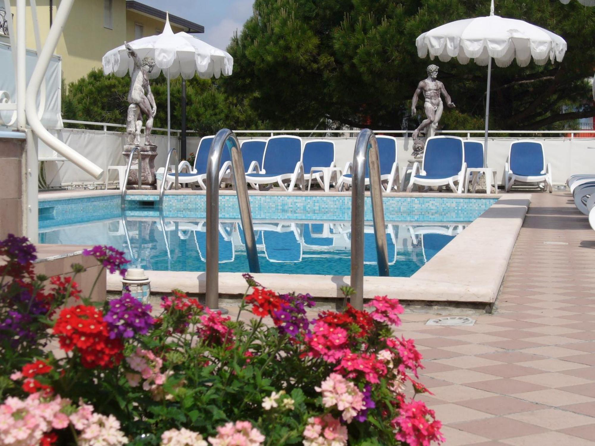 Hotel Trevi Lido di Jesolo Exteriör bild