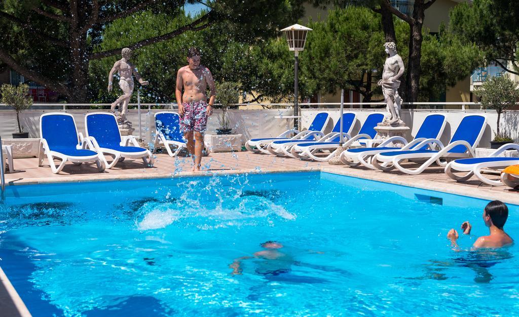 Hotel Trevi Lido di Jesolo Exteriör bild