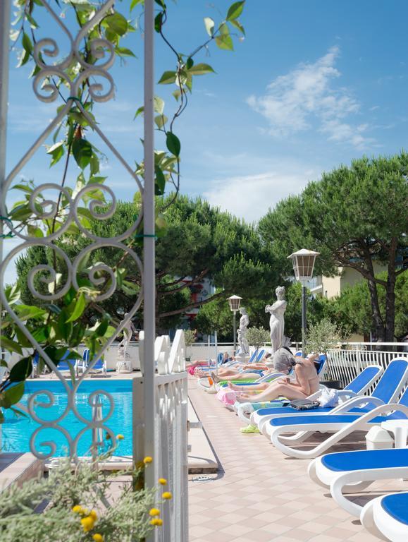 Hotel Trevi Lido di Jesolo Exteriör bild