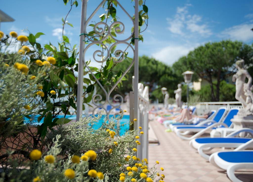 Hotel Trevi Lido di Jesolo Exteriör bild
