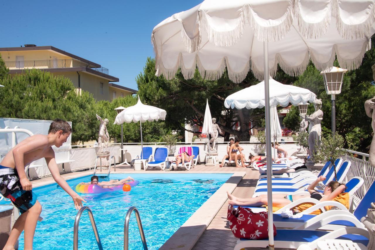 Hotel Trevi Lido di Jesolo Exteriör bild